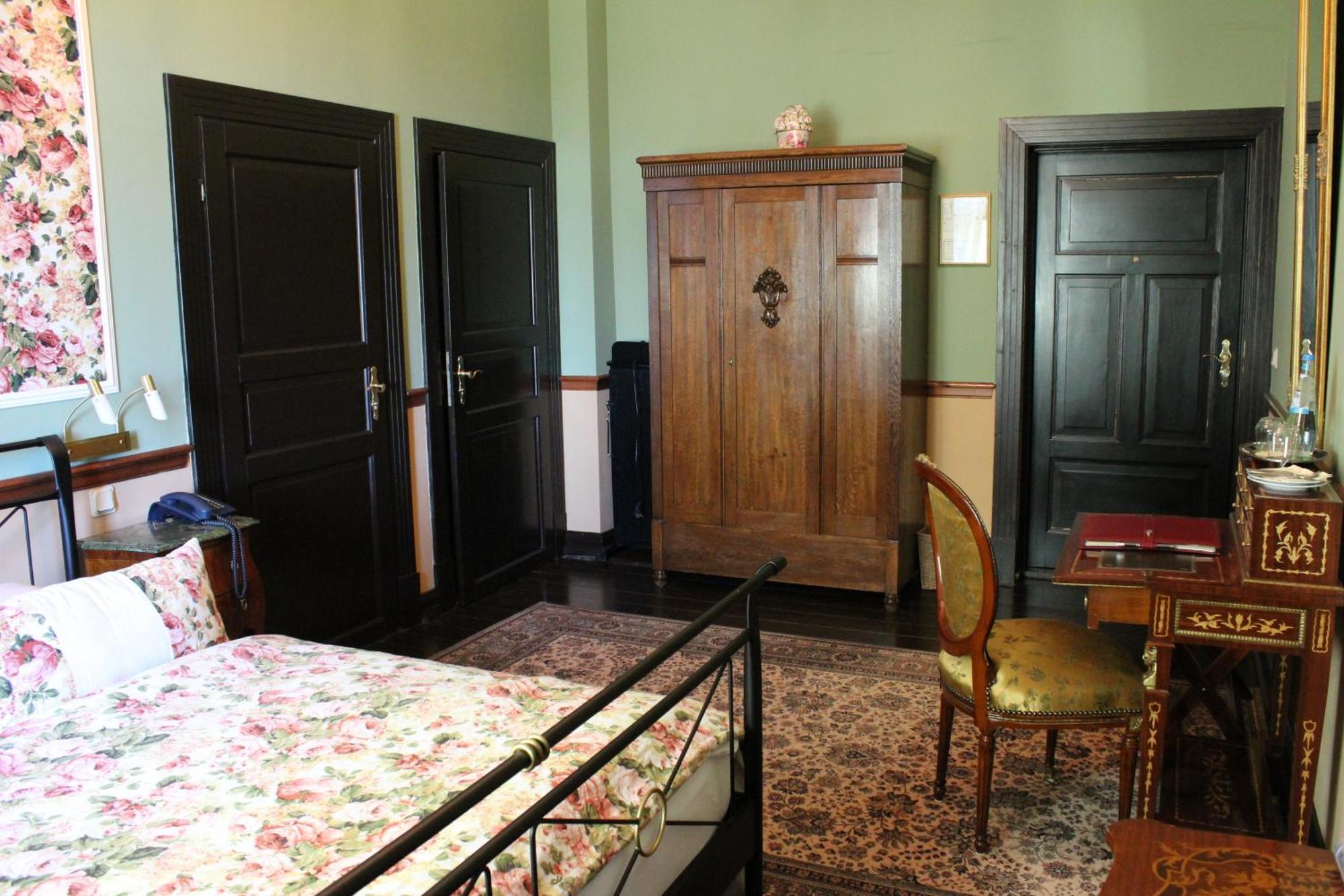 Hotel Gutshaus Kubbelkow à Bergen Auf Rugen Chambre photo